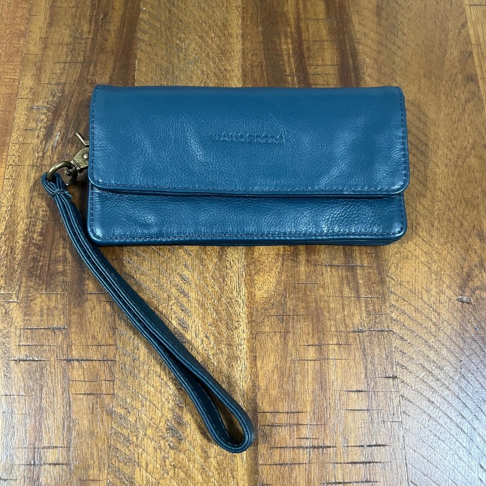 NWOT Wanderers Travel Co. La Fontelina Classic Wallet in Azzurra